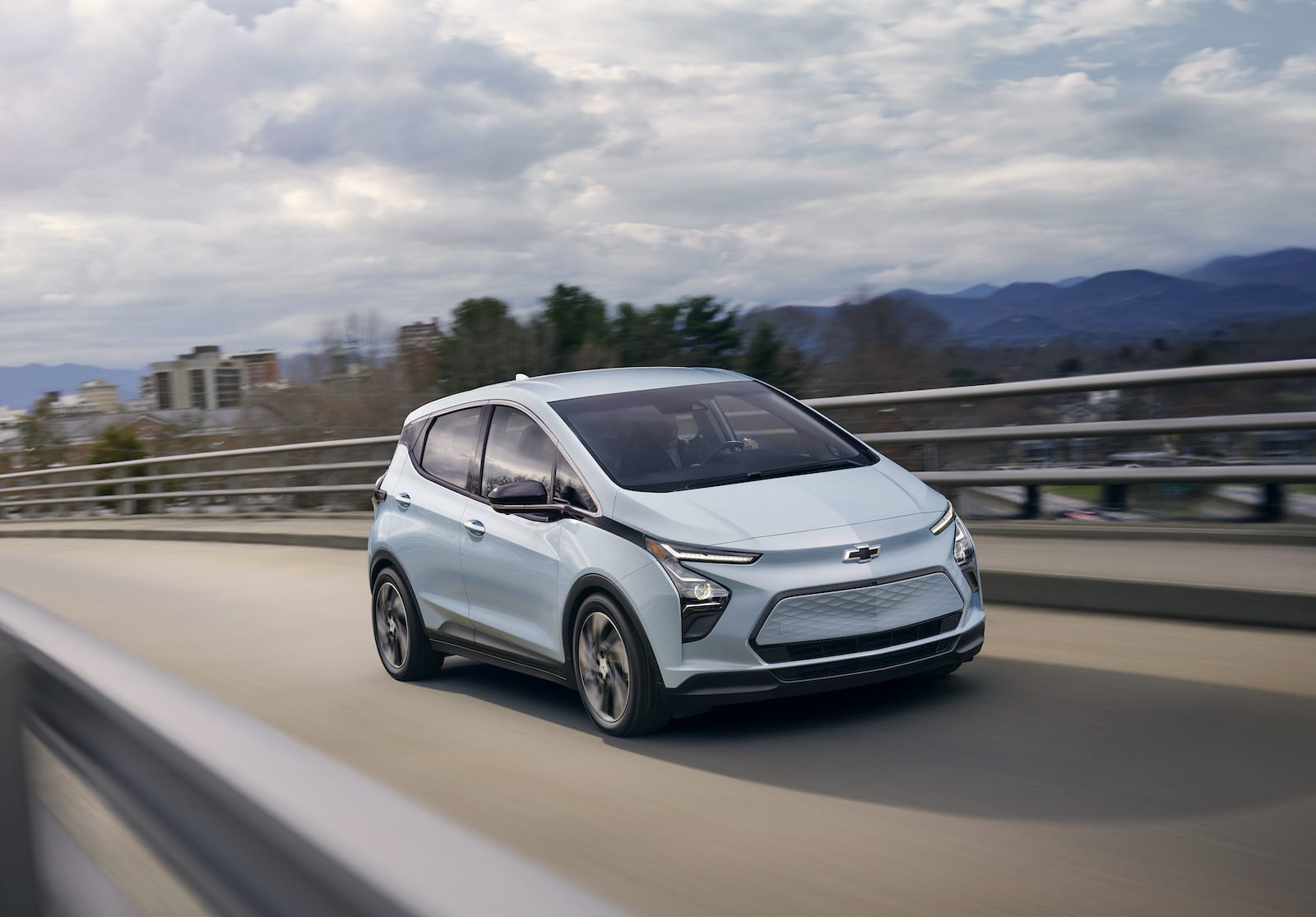 2023-Chevrolet-Bolt-driving[1]
