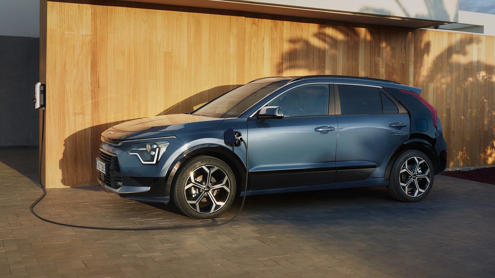 2023 Kia Niro SX Touring PHEV charging REL