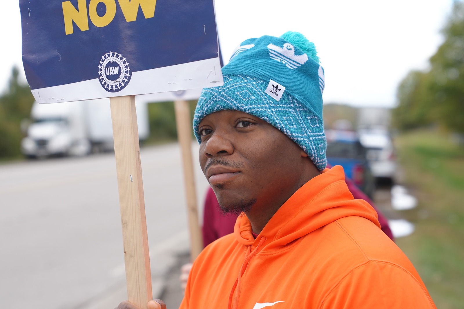 Dolphin colors UAW striker