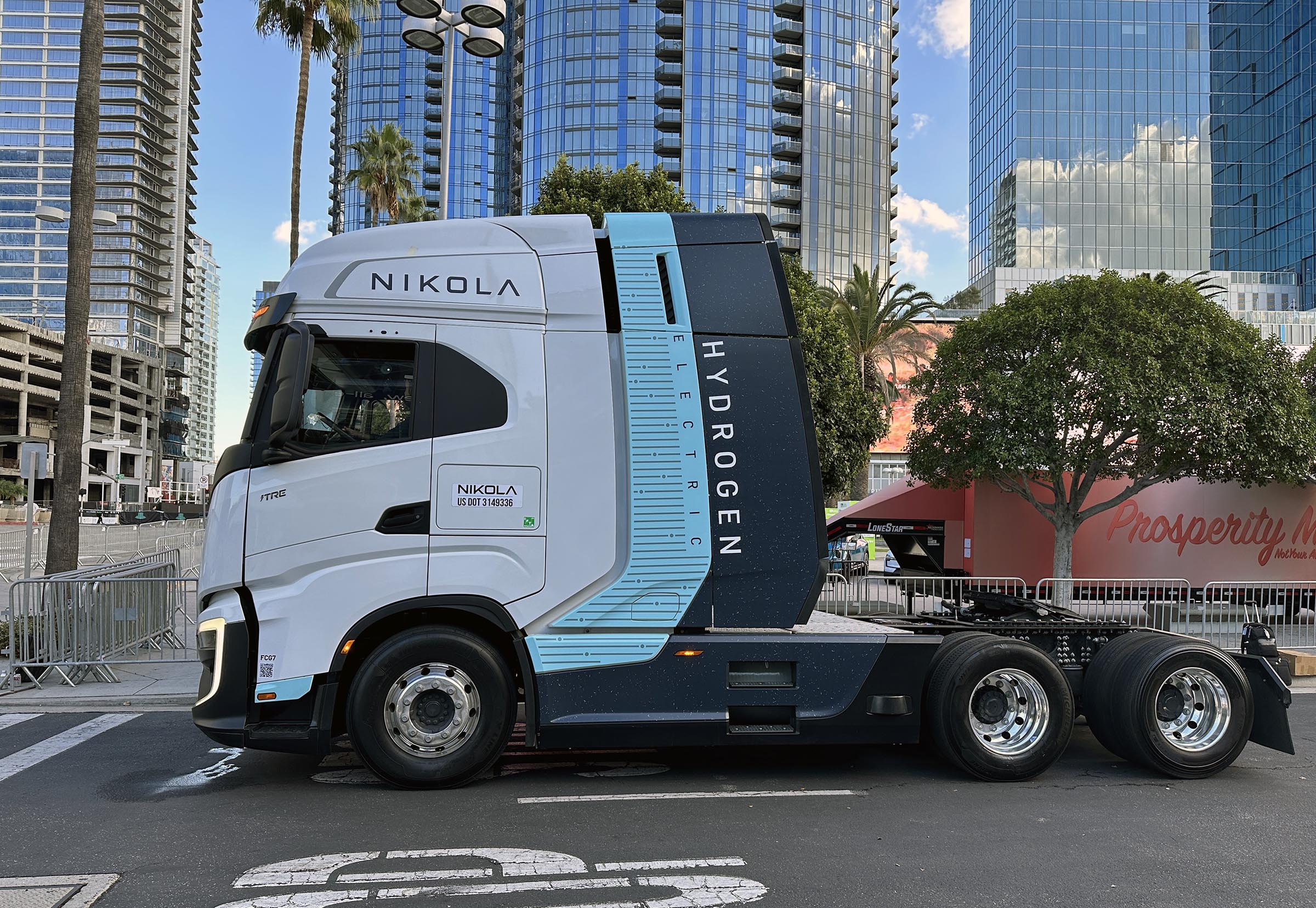 Nikola Hydrogen Semi - side